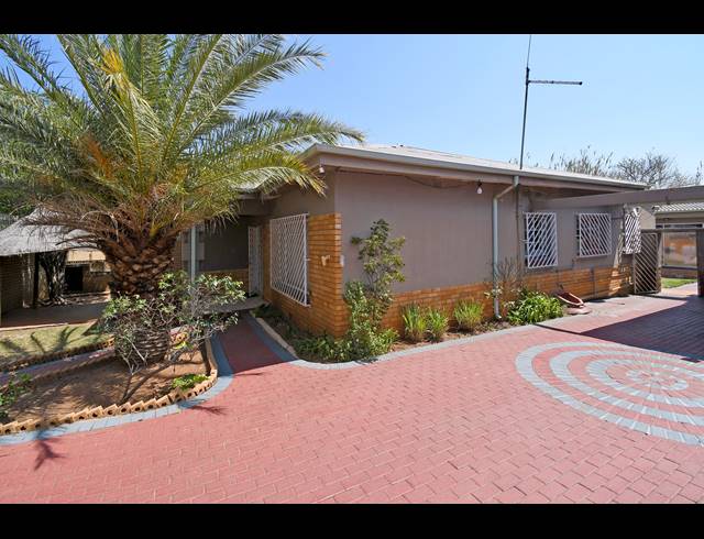 3 BEDROOM HOUSE FOR SALE IN CROSBY